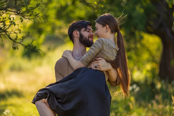 Paar kussen in de natuur — Stockfoto