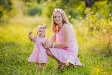 Anne ve kızı aynı elbiseleri giymişler.