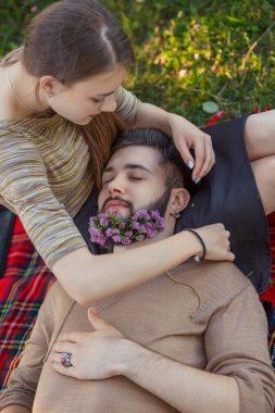 Sakalını çiçekli adam