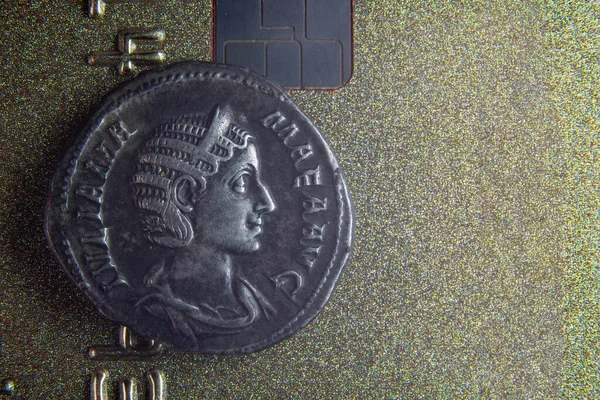 Старая монета возле чипа NFC — стоковое фото