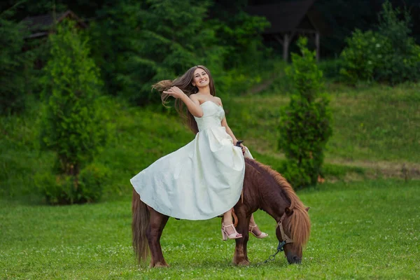 Flicka rida en ponny — Stockfoto