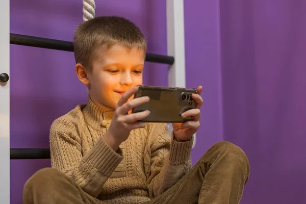 El niño juega juegos no en el teléfono —  Fotos de Stock