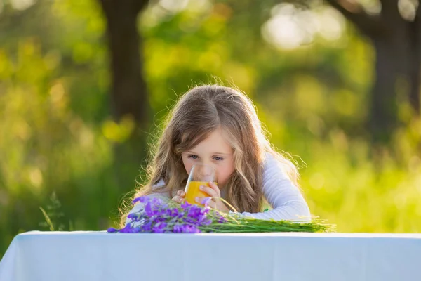 Child drinking orange juice — Stock Photo, Image