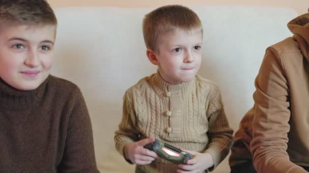 As crianças brincam no console com joysticks em ruhs — Vídeo de Stock