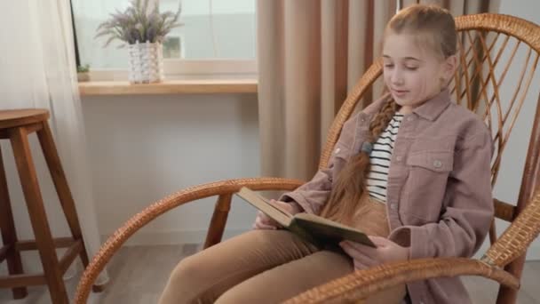 Chica leyendo un libro — Vídeo de stock