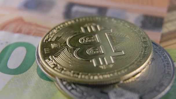 Bitcoin munten liggen op eurobankbiljetten — Stockvideo