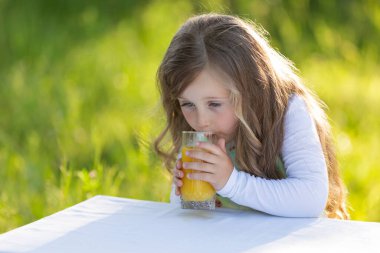 portakal suyu içme çocuk