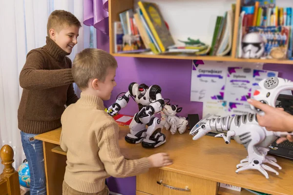 Barn leker med robotar — Stockfoto