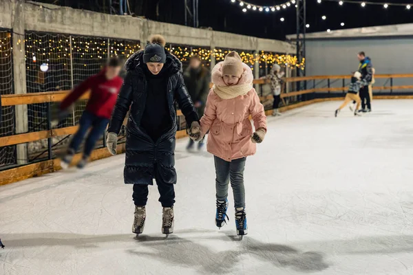 Madre e hija patinaje sobre hielo — Foto de Stock