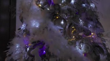 Odada parlayan Noel ağacı