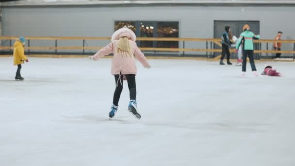 Menina patinação no gelo — Vídeo de Stock