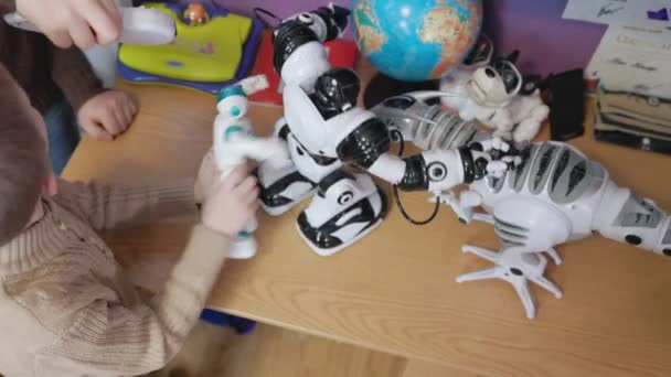 Дети играют с роботами — стоковое видео