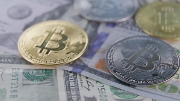 Bitcoin munten liggen op dollars — Stockvideo
