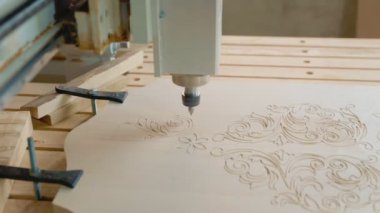CNC makinesi tahtayı boş işliyor