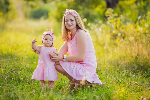 Anne ve kızı aynı elbiseleri giymişler. — Stok fotoğraf