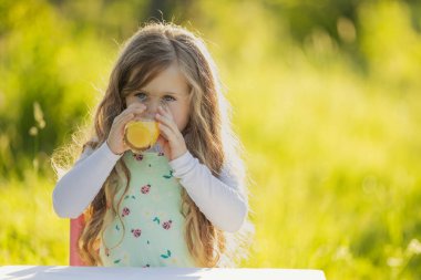 portakal suyu içme çocuk