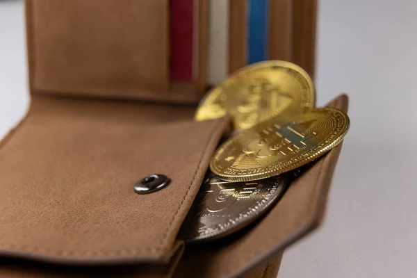 Bitcoin κέρματα στο πορτοφόλι — Φωτογραφία Αρχείου