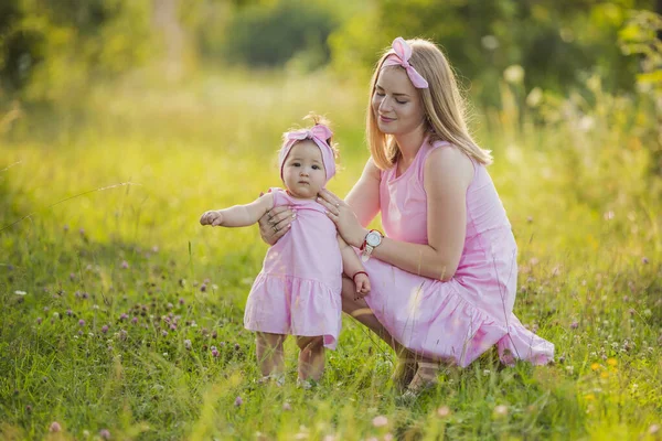 Moeder en dochter in bijpassende jurken — Stockfoto
