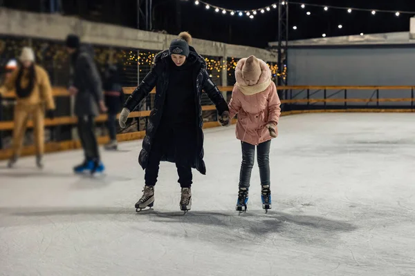 Moeder en dochter schaatsen — Stockfoto