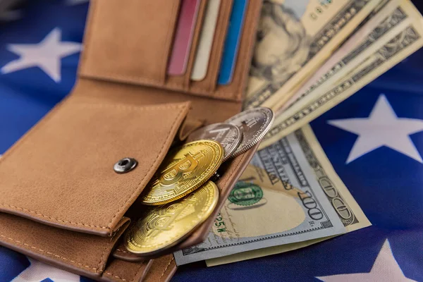 Bitcoin in portafoglio sulla bandiera americana — Foto Stock