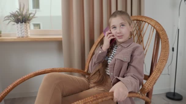Mädchen telefoniert — Stockvideo
