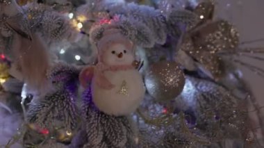 Yılbaşı oyuncağı Kardan adam Noel ağacında