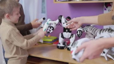 Çocuklar robotlarla oynuyor