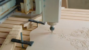 CNC makinesi tahtayı boş işliyor