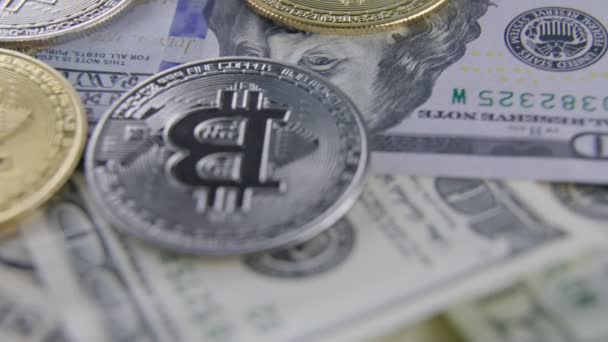 Bitcoin βρίσκεται σε δολάρια χαρτονομίσματα — Αρχείο Βίντεο
