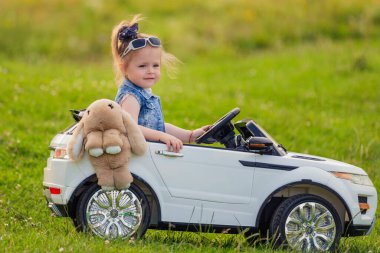 Beyaz bir arabaya binen kız.