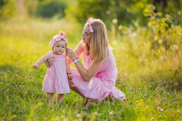 Mother and daughter in matching dresses — Stock Photo, Image