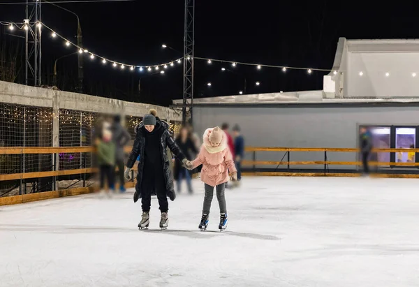 Patinage sur glace mère et fille — Photo