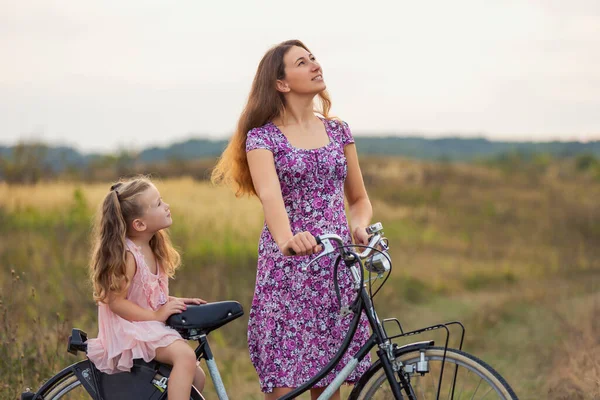 Mama jeździ na rowerze na córce — Zdjęcie stockowe