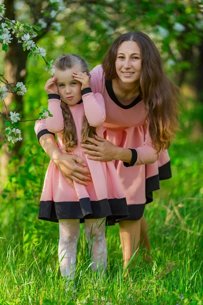 Мать и дочь прогуливаются по саду — стоковое фото