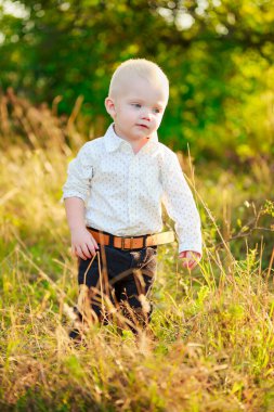 Doğada yürüyen çocuk