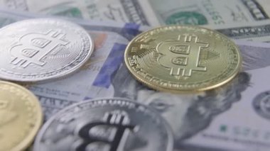 Bitcoin dolar banknotları üzerinde yatar