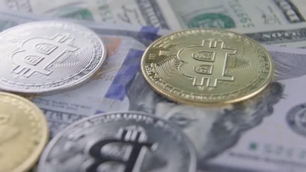 Bitcoin dolar banknotları üzerinde yatar — Stok video