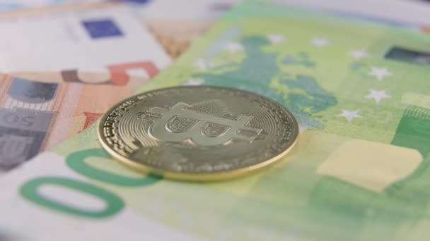 Złote bitcoin spoczywa na banknotach euro — Wideo stockowe