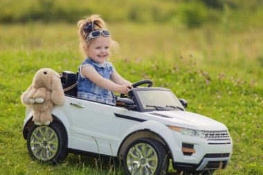 Beyaz bir arabaya binen kız.