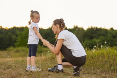 Anne ve kızı eğitimde.