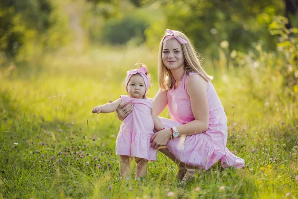 Anne ve kızı aynı elbiseleri giymişler. — Stok fotoğraf