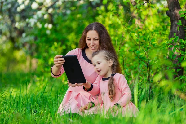 Madre e hija se toman selfie usando tabletas —  Fotos de Stock