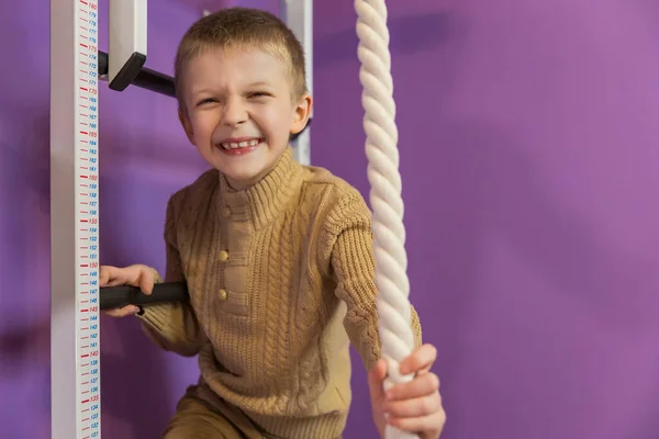 Jongen op de Zweedse muur — Stockfoto