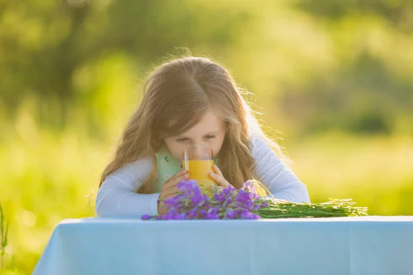 Child drinking orange juice — Stock Photo, Image