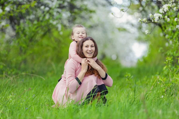 Madre e hija abrazando —  Fotos de Stock