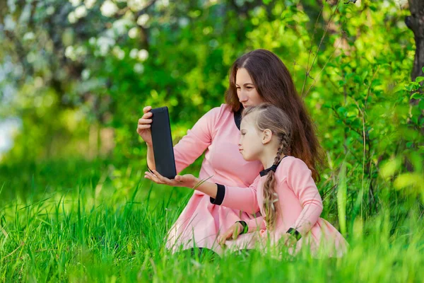 Madre e hija se toman selfie usando tabletas — Foto de Stock