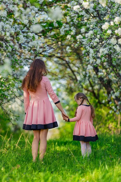 母亲和女儿在花园里散步 — 图库照片