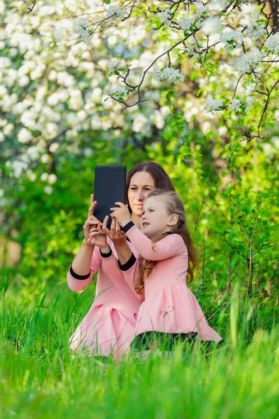 Matka a dcera užívat selfie pomocí tablet — Stock fotografie