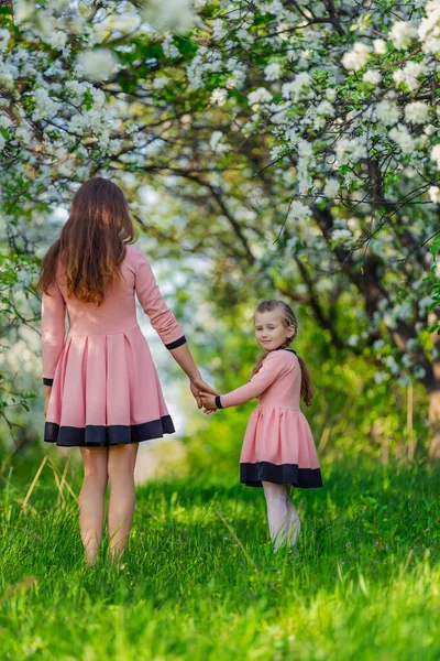 Mor och dotter promenader i trädgården — Stockfoto