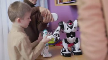 Çocuklar robotlarla oynuyor